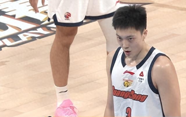 广东男篮输北京，郭艾伦评价太中肯！郭艾伦：徐杰爱犯规 胡明轩强