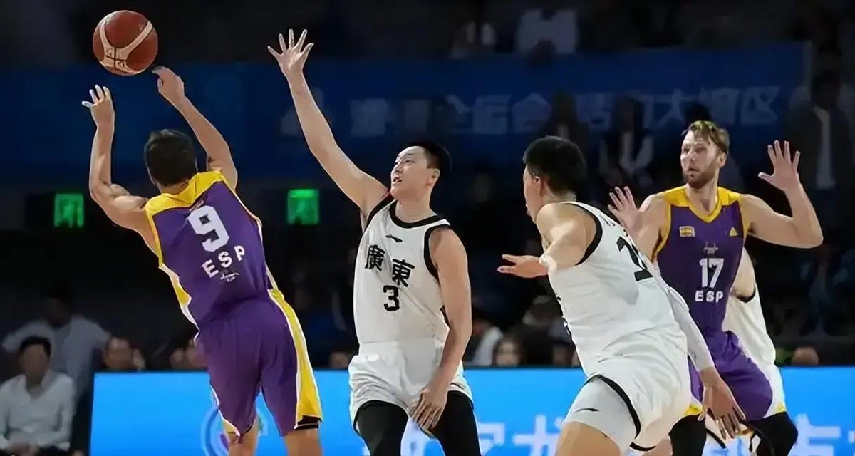 广东男篮输北京,郭艾伦评价太中肯:徐杰爱犯规、胡明轩心态很稳