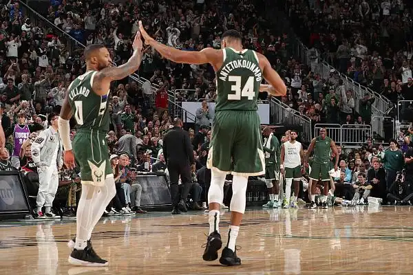 NBA｜利拉德雄鹿首秀仍是超巨模样 接管比赛“解放”字母哥